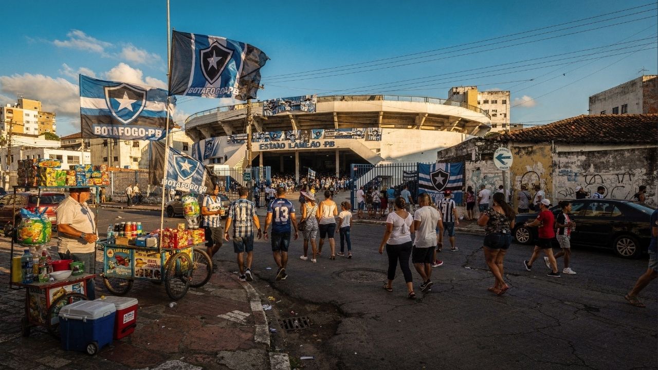 Com capacidade para 25.770 torcedores e inaugurado em 1975, o estádio Almeidão em João Pessoa tornou-se a maior praça esportiva de toda a Paraíba