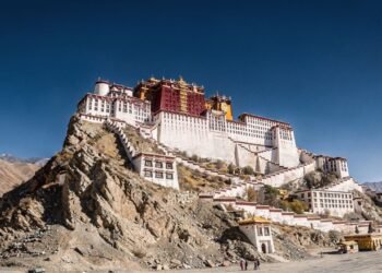Com 1.000 salas e situado a 3.700 metros de altitude, o palácio de 1645 tornou-se o maior símbolo do budismo tibetano e um milagre da engenharia sacra