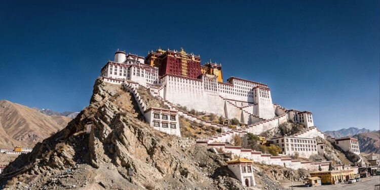 Com 1.000 salas e situado a 3.700 metros de altitude, o palácio de 1645 tornou-se o maior símbolo do budismo tibetano e um milagre da engenharia sacra