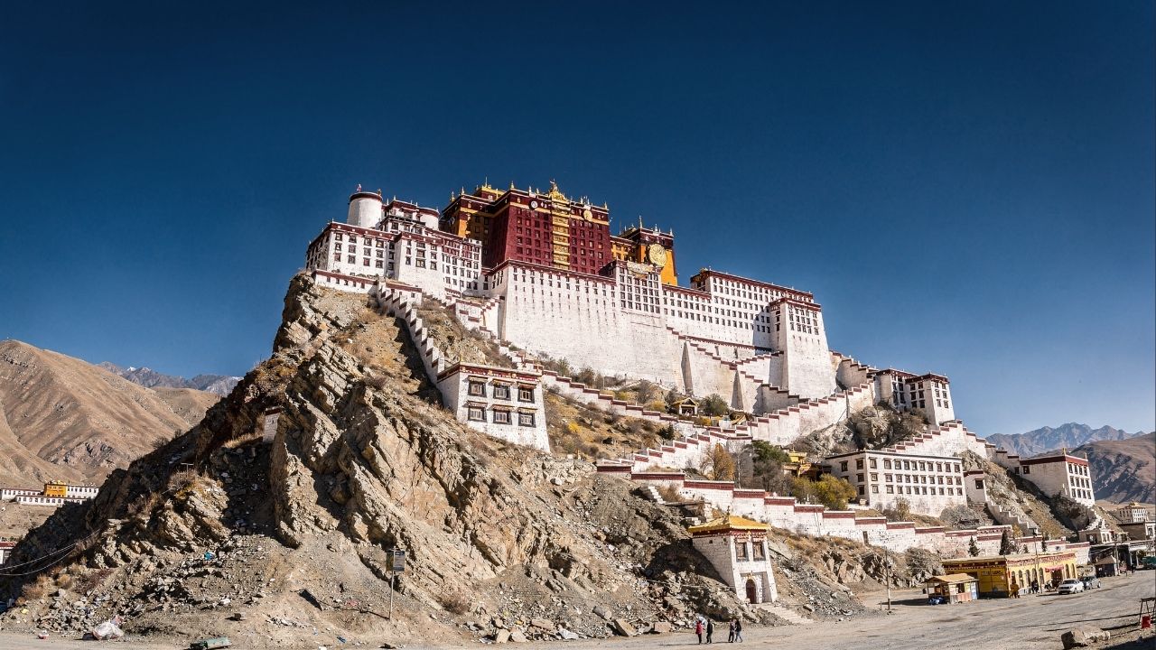 Com 1.000 salas e situado a 3.700 metros de altitude, o palácio de 1645 tornou-se o maior símbolo do budismo tibetano e um milagre da engenharia sacra