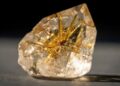 Esqueça o cristal comum, pois este mineral guarda fios de ouro em seu interior e parece ter capturado o sol, a obra de arte da Bahia