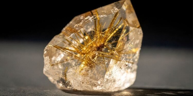 Esqueça o cristal comum, pois este mineral guarda fios de ouro em seu interior e parece ter capturado o sol, a obra de arte da Bahia