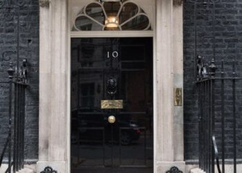 Rua de Londres ganha fama mundial pelo número 10, pois o endereço de 1682 abriga a residência oficial do Primeiro-Ministro e o coração do governo