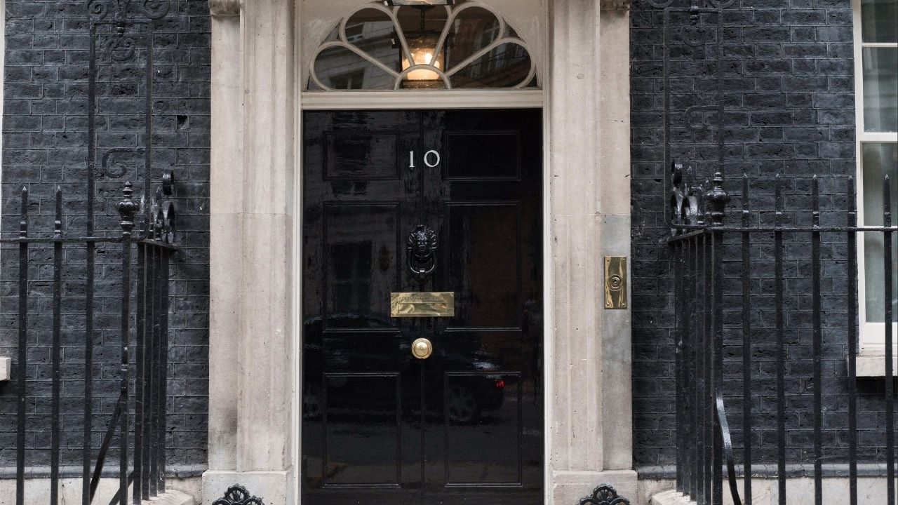 Rua de Londres ganha fama mundial pelo número 10, pois o endereço de 1682 abriga a residência oficial do Primeiro-Ministro e o coração do governo