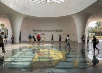 Com seu mapa sob piso de vidro e 4 mil peças de arte, o Pavilhão da Criatividade de Niemeyer virou o maior centro de arte popular da América Latina