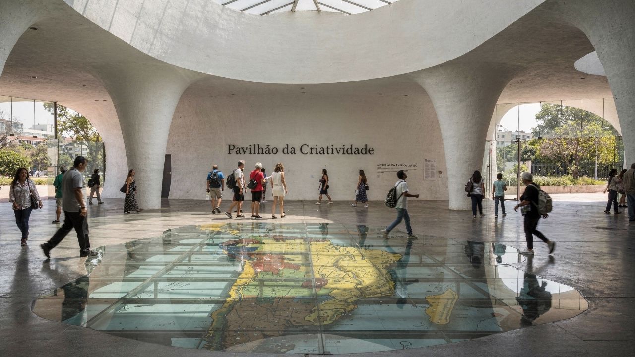 Com seu mapa sob piso de vidro e 4 mil peças de arte, o Pavilhão da Criatividade de Niemeyer virou o maior centro de arte popular da América Latina