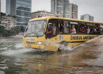O ônibus anfíbio que vira barco: veículo turístico entra na água sem parar e mostra a cidade por ângulos que nenhum outro transporte consegue