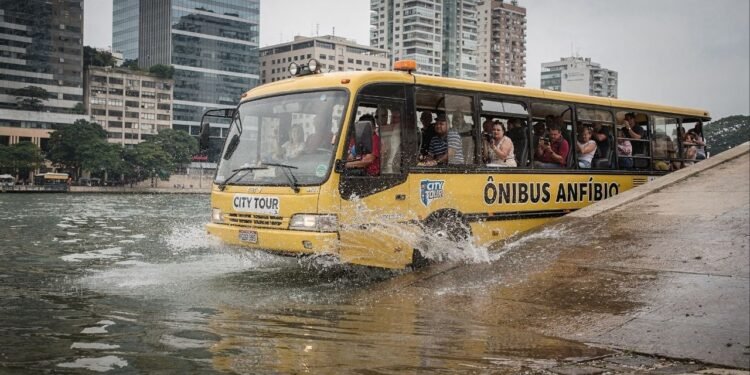O ônibus anfíbio que vira barco: veículo turístico entra na água sem parar e mostra a cidade por ângulos que nenhum outro transporte consegue