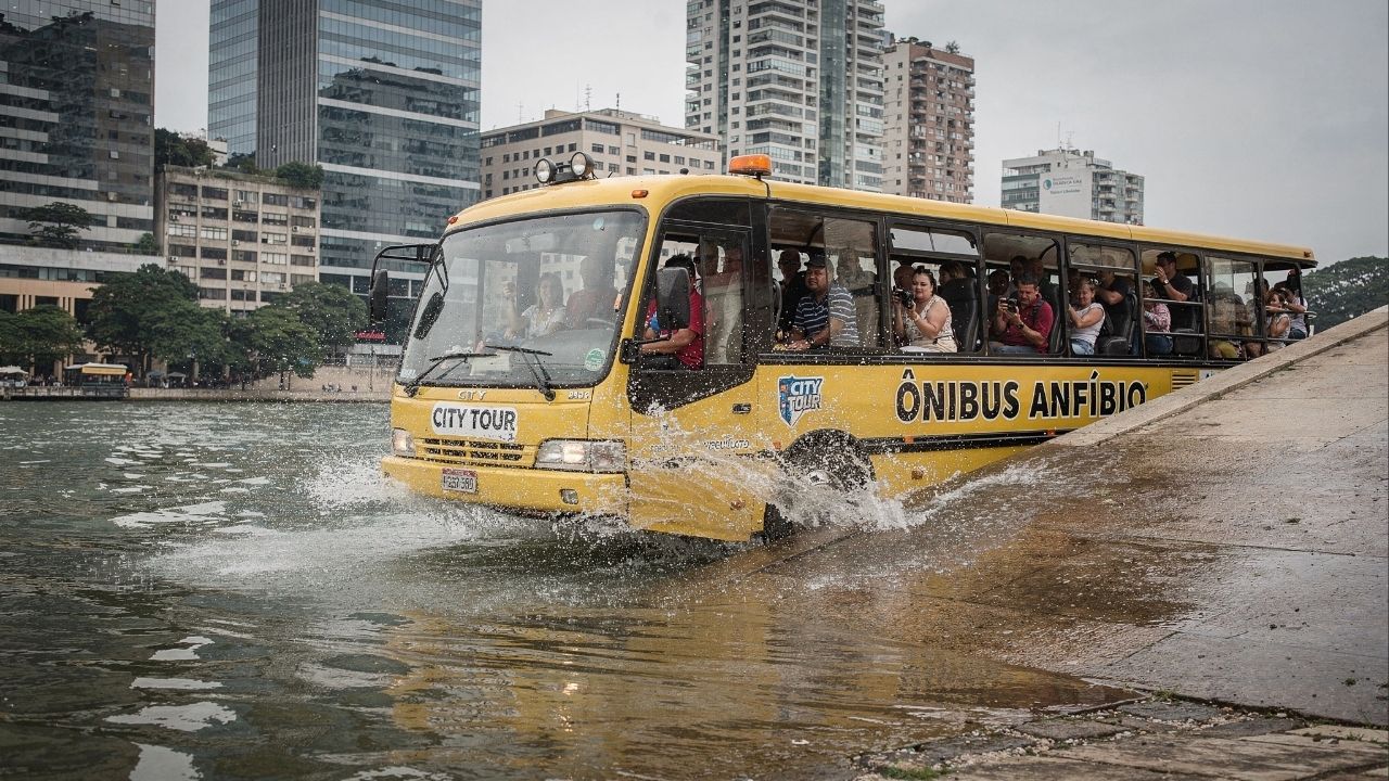 O ônibus anfíbio que vira barco: veículo turístico entra na água sem parar e mostra a cidade por ângulos que nenhum outro transporte consegue