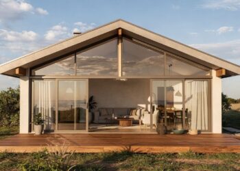 Deck frontal amplia espaços da casa térrea de lazer com 1 suíte, sala integrada e 65 metros quadrados de funcionalidade