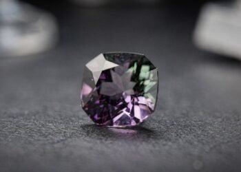 Esqueça o rubi e a esmeralda, pois esta gema era um mito até valer US$ 35.000 o quilate, sendo a maior descoberta da química moderna