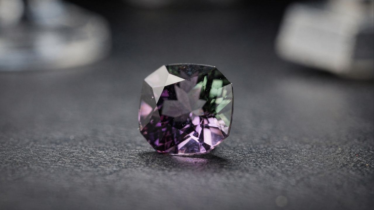 Esqueça o rubi e a esmeralda, pois esta gema era um mito até valer US$ 35.000 o quilate, sendo a maior descoberta da química moderna