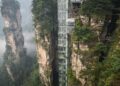 Com 326 metros de altura e paredes de vidro, o elevador Bailong, na China, tornou-se o elevador externo mais alto do mundo em meio às montanhas