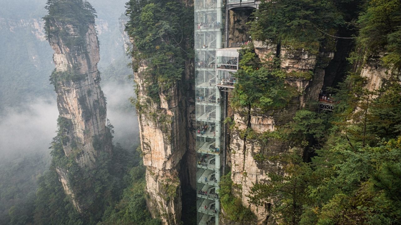 Com 326 metros de altura e paredes de vidro, o elevador Bailong, na China, tornou-se o elevador externo mais alto do mundo em meio às montanhas
