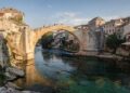 Com um arco de 24 metros sobre o rio Neretva, a ponte otomana reconstruída em 2004 virou o maior símbolo de paz e da história da Bósnia e Herzegovina