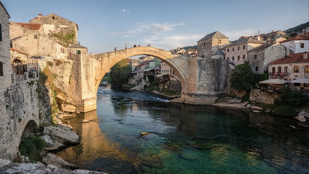 Com um arco de 24 metros sobre o rio Neretva, a ponte otomana reconstruída em 2004 virou o maior símbolo de paz e da história da Bósnia e Herzegovina