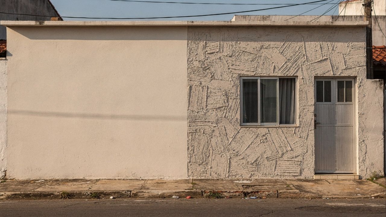 Pintura ou textura acrílica: qual revestimento protege a fachada e custa menos por metro quadrado?
