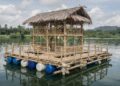 Sozinho, ele construiu uma ilha flutuante usando apenas madeira e bambu de forma autossuficiente e sustentável