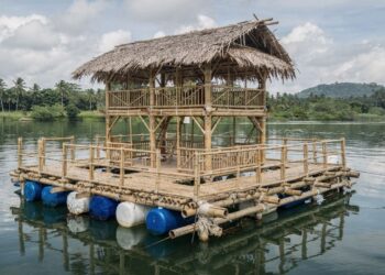 Sozinho, ele construiu uma ilha flutuante usando apenas madeira e bambu de forma autossuficiente e sustentável