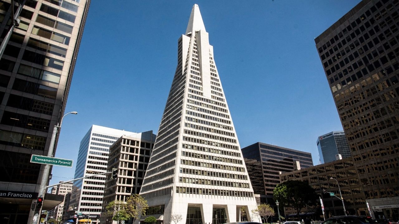 Com 260 metros de altura e formato piramidal, a Transamerica Pyramid, de 1972, tornou-se o arranha-céu mais icônico do horizonte de São Francisco