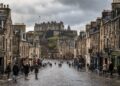 Rua de Edimburgo ganha fama por seus 1,8 km de extensão, pois o trajeto de 1124 une o castelo ao palácio e virou o coração histórico da Escócia