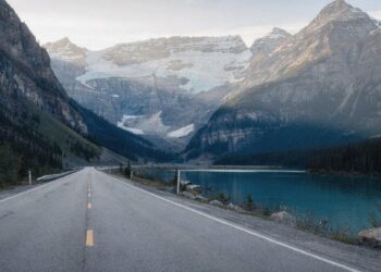Rodovia no Canadá ganha fama por suas geleiras, pois seus 232 km de extensão unem Banff a Jasper entre picos nevados e as águas azuis dos lagos