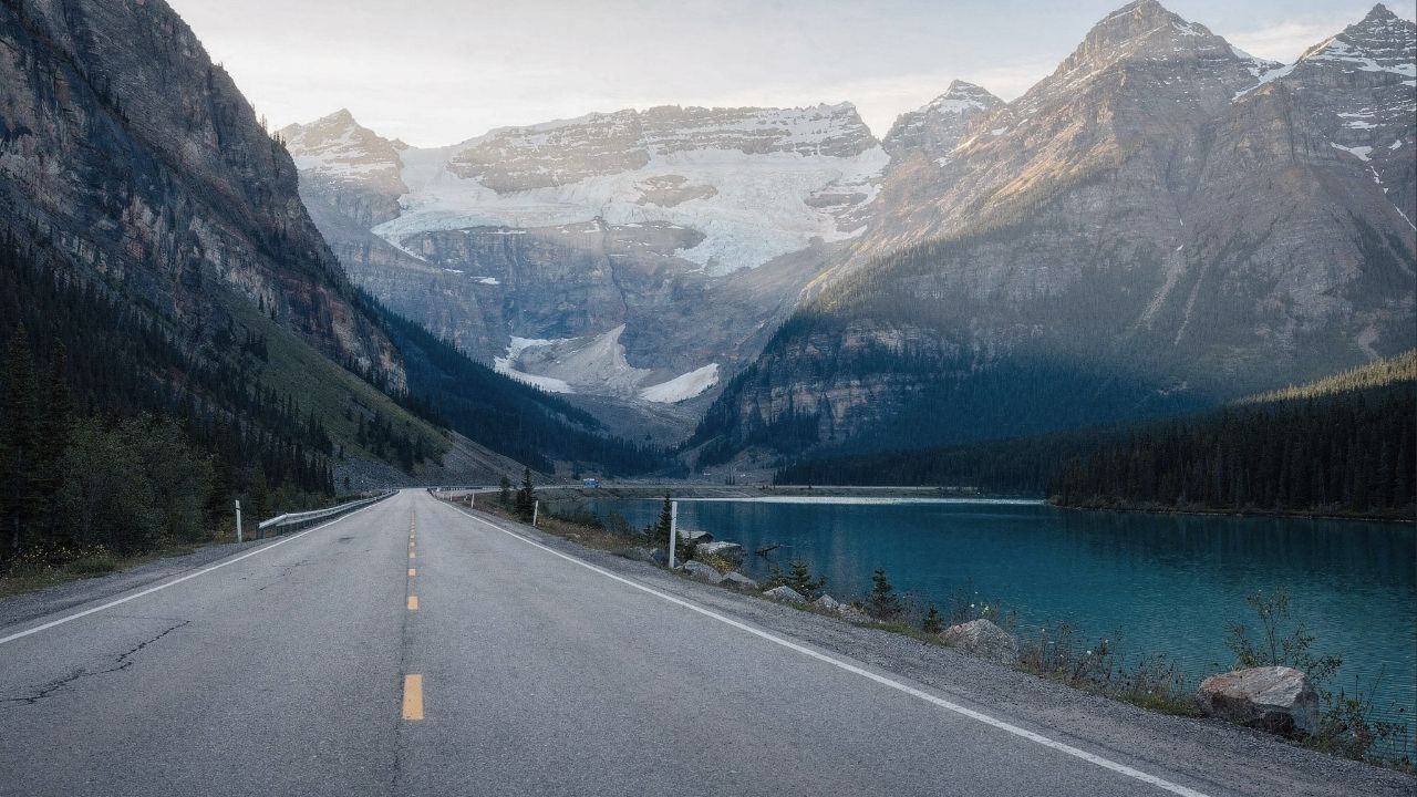 Rodovia no Canadá ganha fama por suas geleiras, pois seus 232 km de extensão unem Banff a Jasper entre picos nevados e as águas azuis dos lagos
