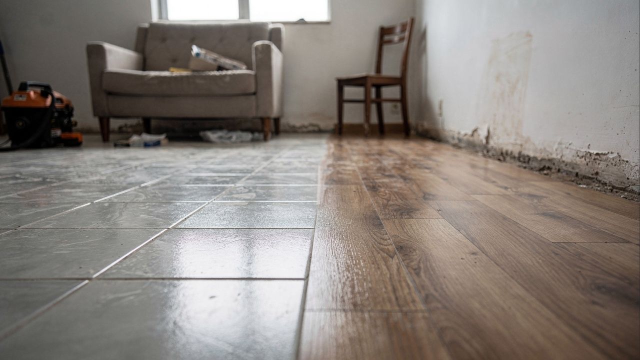 Piso vinílico ou cerâmica simples: compare os custos de mão de obra e o conforto acústico na reforma