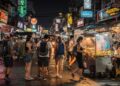 Rua em Bangkok ganha fama mundial por seus 400 metros de extensão, pois seus mercados e luzes de neon viraram o maior ponto de encontro de mochileiros