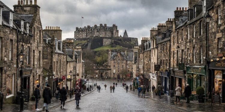 Rua de Edimburgo ganha fama por seus 1,8 km de extensão, pois o trajeto de 1124 une o castelo ao palácio e virou o coração histórico da Escócia