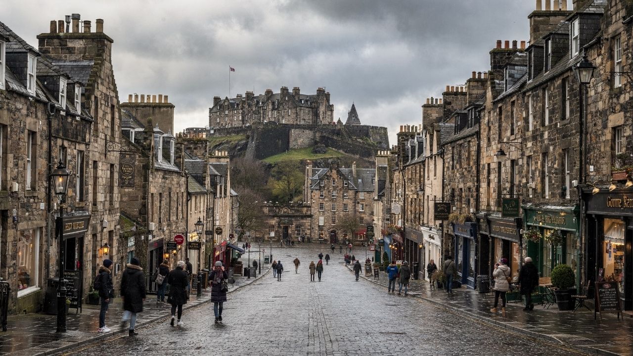 Rua de Edimburgo ganha fama por seus 1,8 km de extensão, pois o trajeto de 1124 une o castelo ao palácio e virou o coração histórico da Escócia