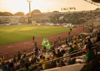 Com capacidade para 21.600 pessoas e uma pista de atletismo, o estádio Willie Davids tornou-se o maior palco do futebol e do esporte em Maringá