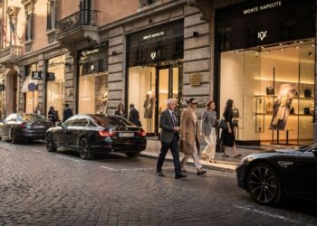Rua de Milão ganha fama por suas vitrines de luxo, pois seus 500 metros de extensão abrigam as grifes mais caras e sofisticadas de toda a Europa
