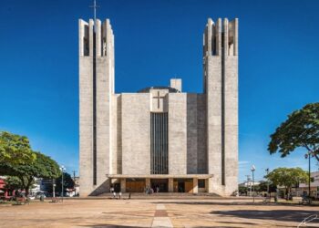 Com suas torres de 50 metros de altura e estilo modernista, a basílica de 1968 tornou-se o maior monumento religioso e o coração espiritual de Cuiabá