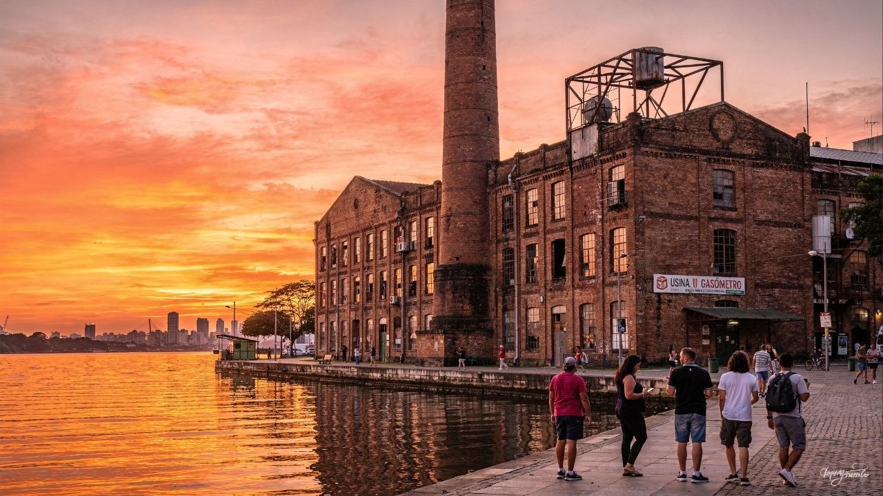 Com sua chaminé monumental de 117 metros de altura, a usina de 1928 tornou-se o maior centro cultural e o símbolo do pôr do sol em Porto Alegre