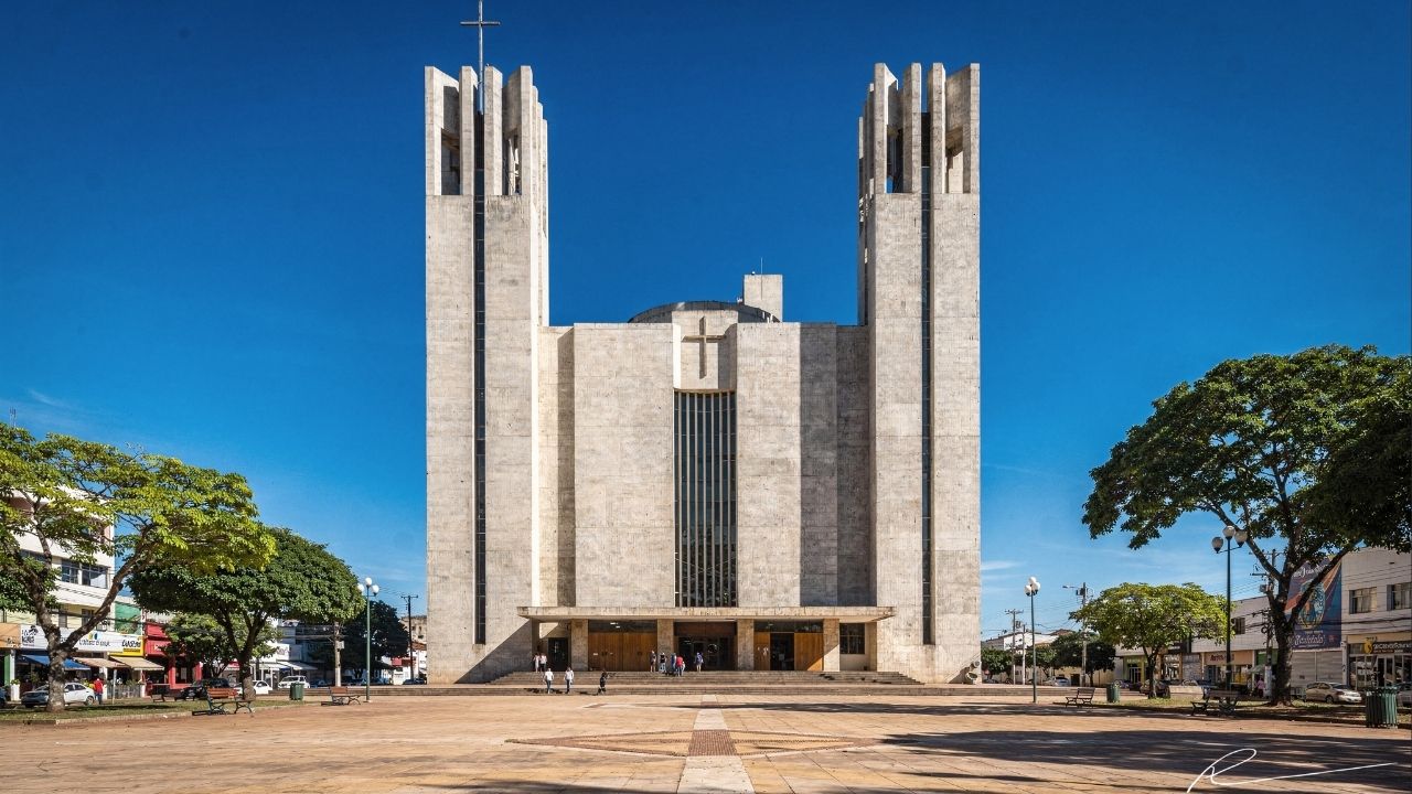 Com suas torres de 50 metros de altura e estilo modernista, a basílica de 1968 tornou-se o maior monumento religioso e o coração espiritual de Cuiabá