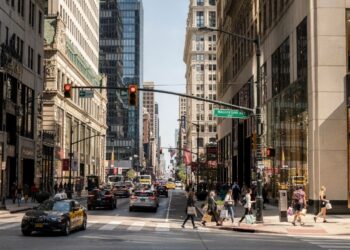 Avenida de Chicago ganha fama por sua 'Magnificent Mile', pois seus 1,6 km de vitrines de luxo e arranha-céus viraram o coração comercial da cidade