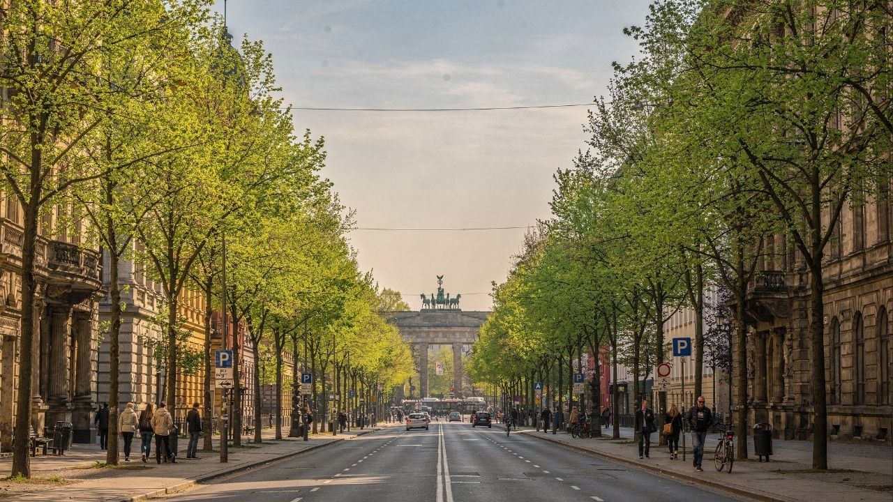 Avenida de Berlim ganha fama por seus 1,5 km de extensão, pois as tílias de 1647 formam o corredor histórico que une o Portão à Ilha dos Museus
