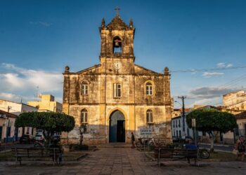 Com sua torre sineira e fachada histórica, a Catedral de Santo Antônio em Salgueiro tornou-se o principal marco religioso e arquitetônico da cidade