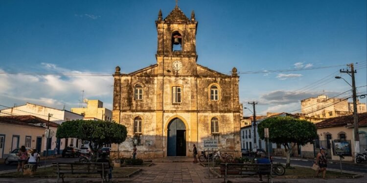 Com sua torre sineira e fachada histórica, a Catedral de Santo Antônio em Salgueiro tornou-se o principal marco religioso e arquitetônico da cidade