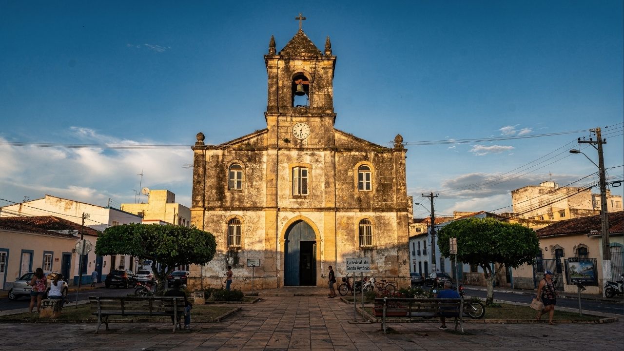 Com sua torre sineira e fachada histórica, a Catedral de Santo Antônio em Salgueiro tornou-se o principal marco religioso e arquitetônico da cidade
