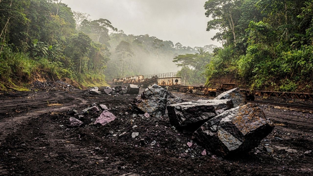 Esqueça o chumbo e o zinco, pois este minério do Amapá é essencial para o aço e move a economia do Norte, sendo a base da siderurgia