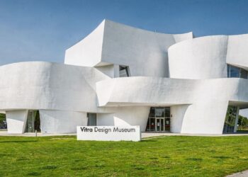 Com suas formas geométricas brancas esculpidas por Frank Gehry em 1989, o museu virou um dos maiores ícones da arquitetura desconstrutivista mundial