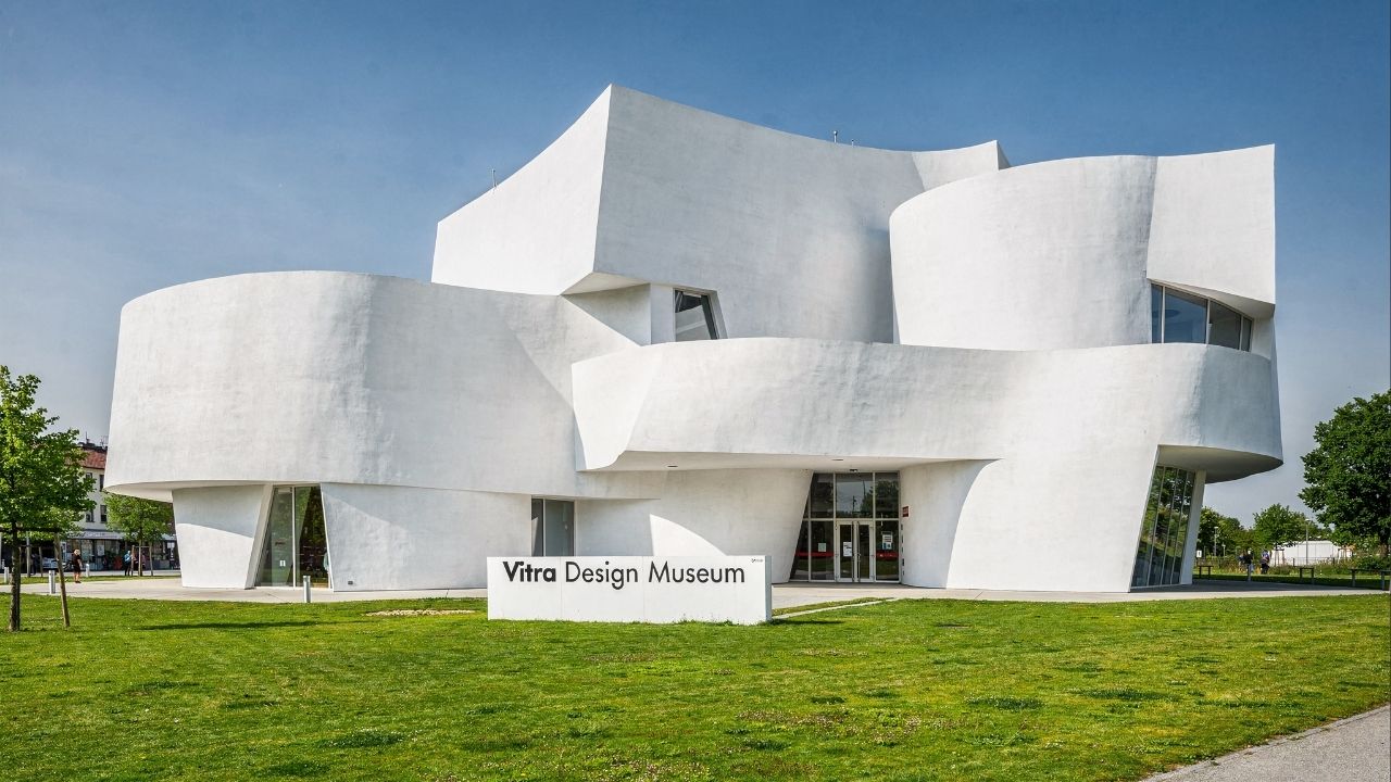 Com suas formas geométricas brancas esculpidas por Frank Gehry em 1989, o museu virou um dos maiores ícones da arquitetura desconstrutivista mundial