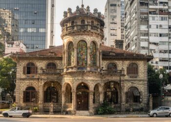 Com sua arquitetura eclética de 1894 e localizado no Flamengo, o Castelinho virou um marco histórico e um dos centros culturais mais belos do Rio