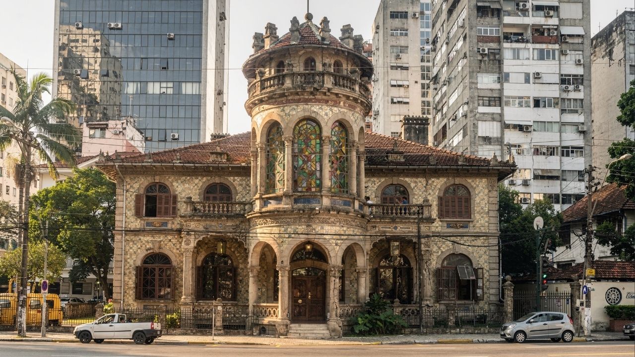 Com sua arquitetura eclética de 1894 e localizado no Flamengo, o Castelinho virou um marco histórico e um dos centros culturais mais belos do Rio