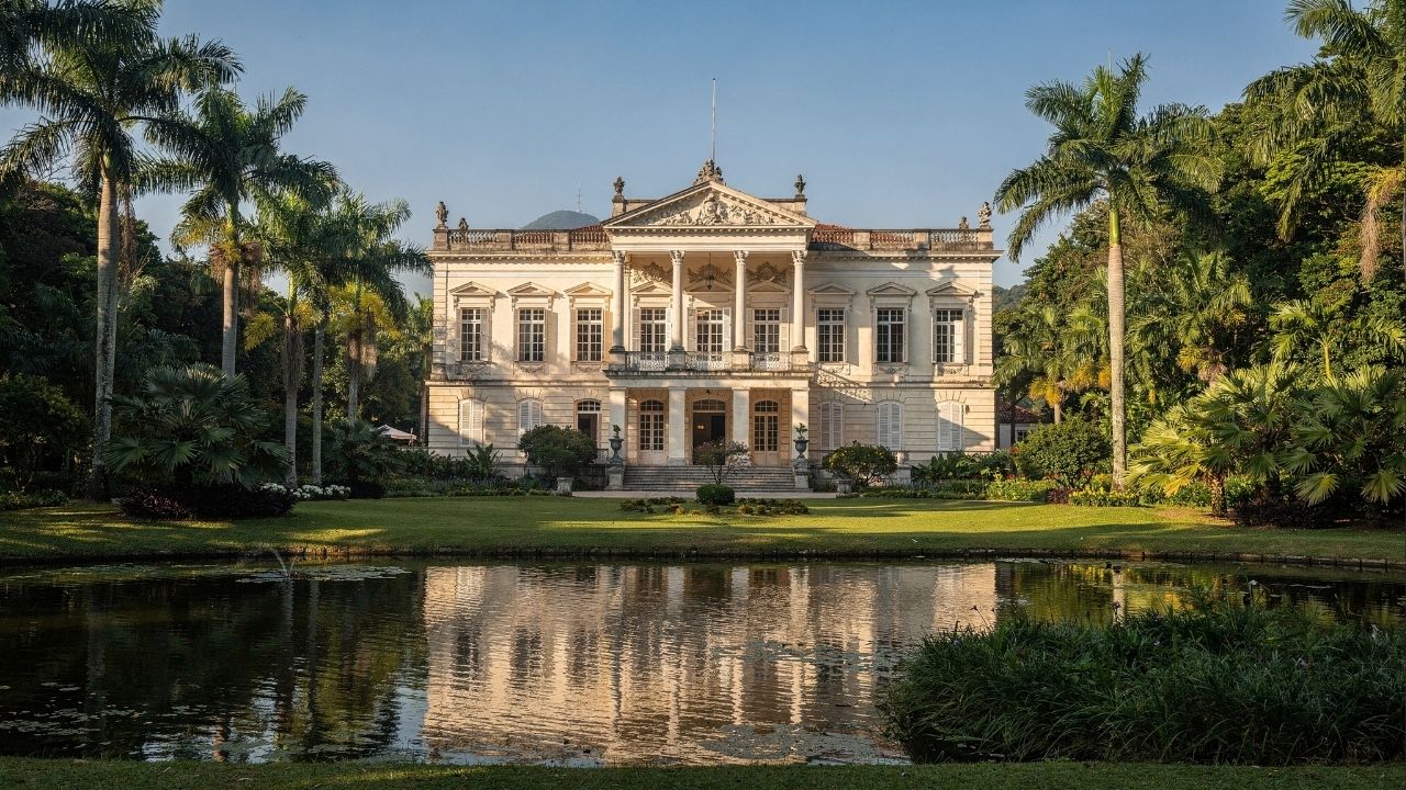 Com sua arquitetura neoclássica de 1913 e jardins luxuosos, o palácio virou a residência oficial do Rio de Janeiro e um marco do requinte imperial
