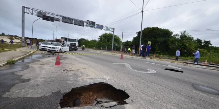 O pavimento de concreto surge como a alternativa definitiva para acabar com a rotina de “tapa-buracos” e garantir viagens mais seguras - Créditos: depositphotos.com / thenews2.com
