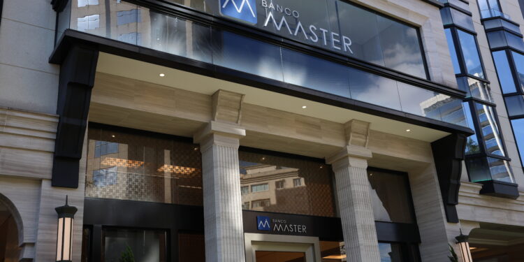 Fachada do Banco Master na rua Elvira Ferraz em Itaim Bibi