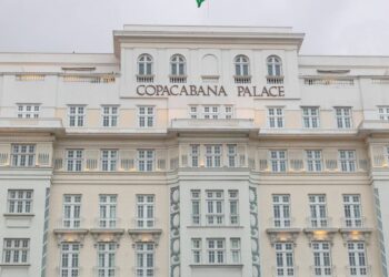 Com sua imponente fachada branca e quase 100 anos de história, o hotel virou o maior símbolo do glamour e da hotelaria de luxo no Brasil